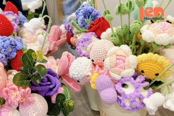 Hình ảnh đa dạng các sản phẩm hoa đan bằng len