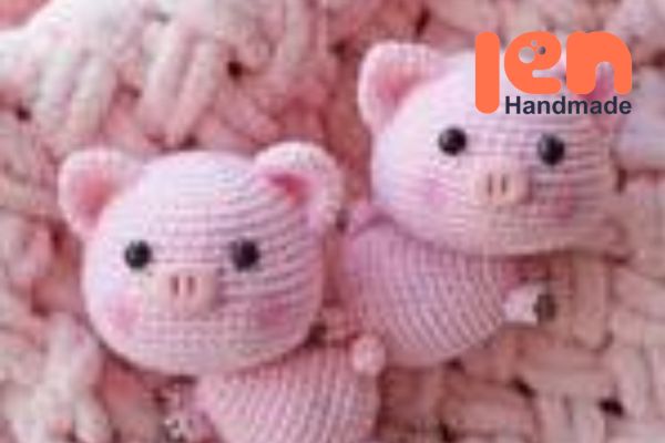 Hình dan len con heo bằng len hồng